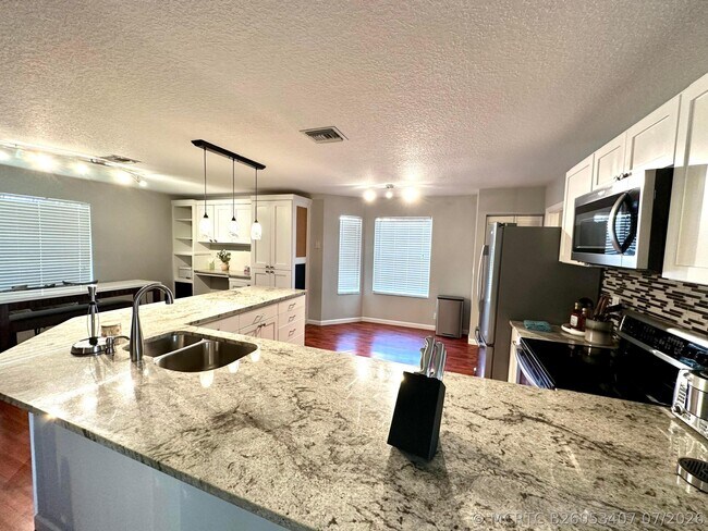 Photo - 1000 Lake Breeze Dr