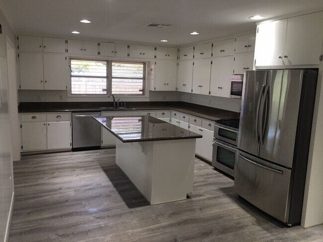 Photo - Beautifully renovated 3 bed/3bath near UTMB