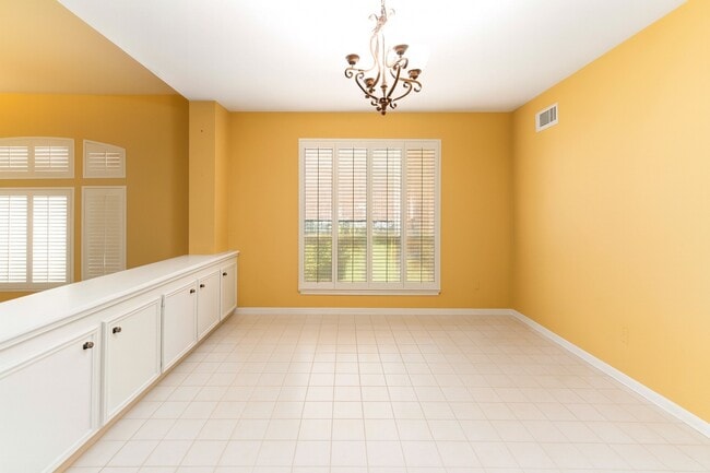 Photo - 86 Heathrow Ln
