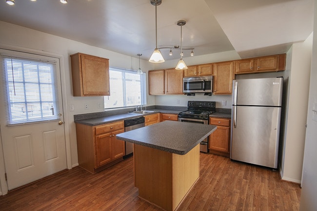 Cocina Caraway con pisos de tablones de vinilo - The Landing at Oyster Point