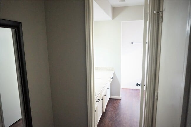 Building Photo - 2727 Tinechester Dr