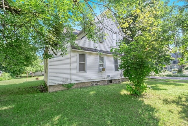 Photo - $899-Large, remodeled one bedroom apartment - ask about our Security Deposit Alternative! Unidad 1703 South Park Street