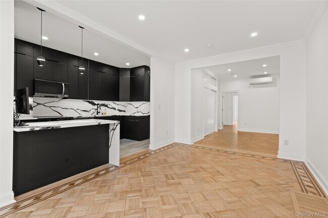 Photo - 61-33 Palmetto St