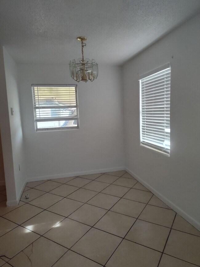 Photo - 1810 N 16th Ct