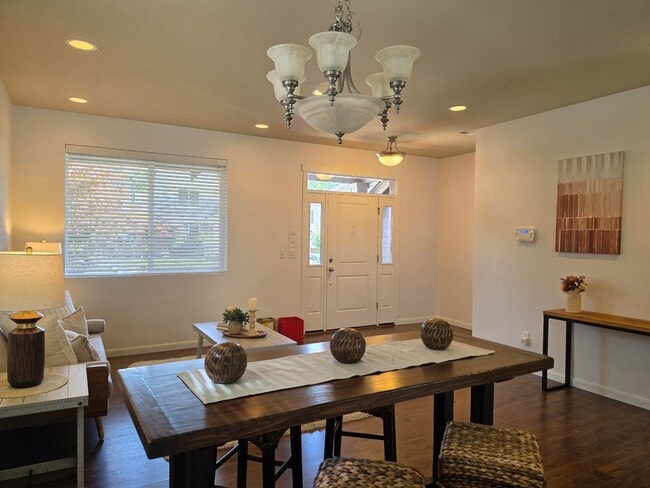 1880 Claret Loop NW