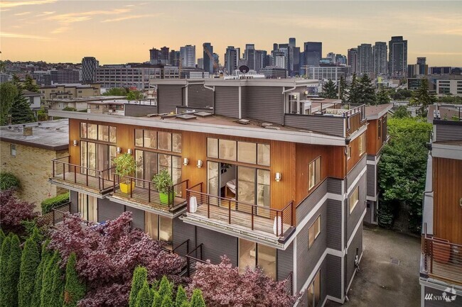 Building Photo - Modern 2 Bedroom Townhouse in Queen Anne