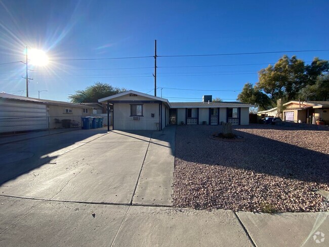 Building Photo - 4 Bedroom Close To Las Vegas Blvd. & North... Rental