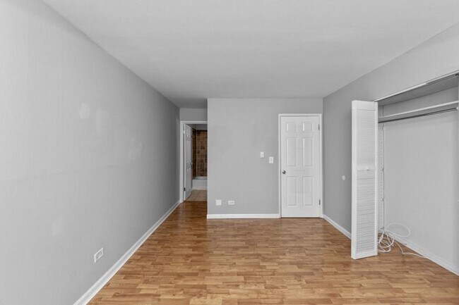 Building Photo - 2 bedroom in Chicago IL 60613 Unit 522 Rental