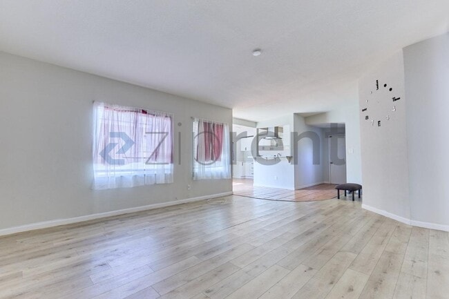 Photo - 915 N Holly St