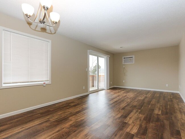 Living / family room - 16045 Joplin Ave Unit 2