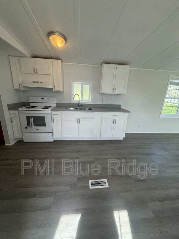 Photo - 252 Friendly Cir