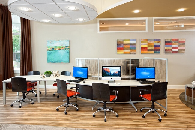 Centro de negocios las 24 horas con computadoras e impresión inalámbrica