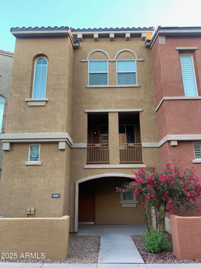 Building Photo - 240 W Juniper Ave Rental