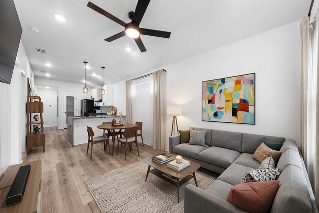 Charming 2-Bed Bungalow with Fenced Yard in Central San Antonio – Modern Comforts, Prime Value