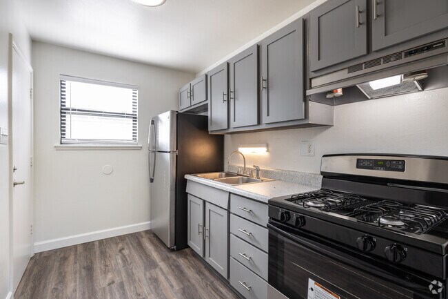 2BR, 1BA - 760SF - Kitchen