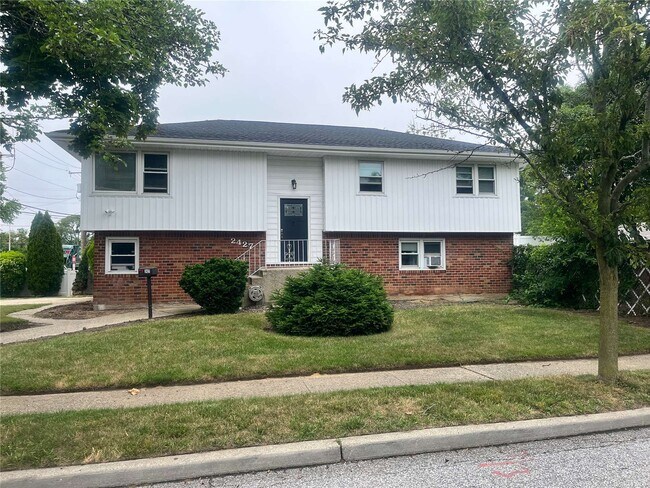 Photo - 2427 Clinton St