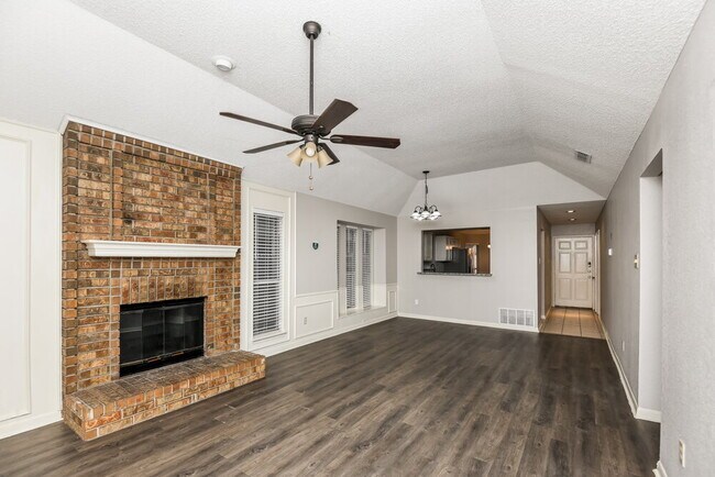 Photo - 1505 Gainsborough Way