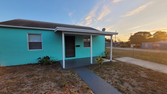 Photo - 857 W 5th St
