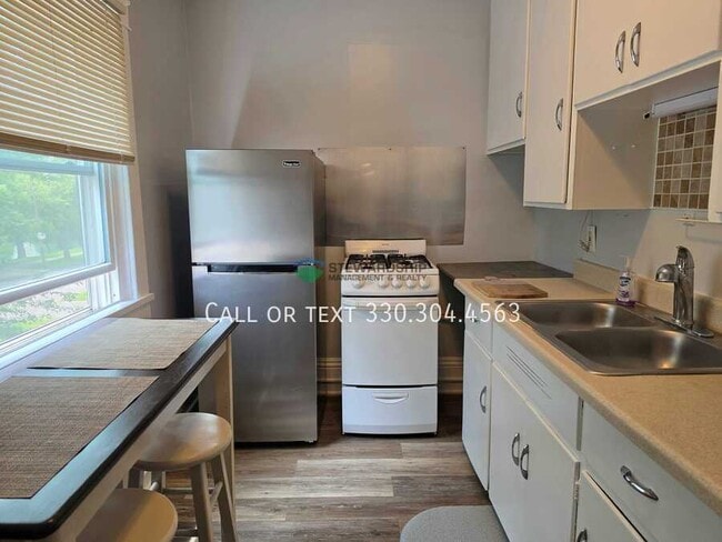 Building Photo - 531 W Lake Ave Unit 3