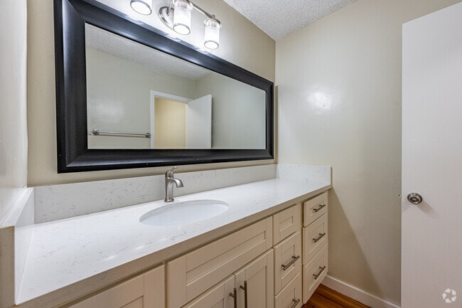2BR, 1BA - 953SF - Primary Bathroom