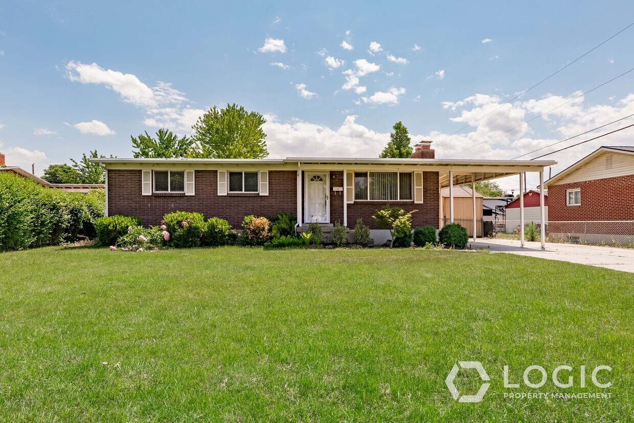 Beautiful Move-In Ready Rambler in Sandy! - Beautiful Move-In Ready Rambler in Sandy!