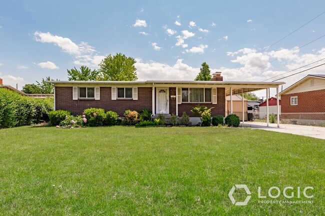 Beautiful Move-In Ready Rambler in Sandy! - Beautiful Move-In Ready Rambler in Sandy! House