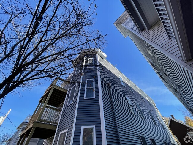 Building Photo - 15 Harold St Unit 1 Rental