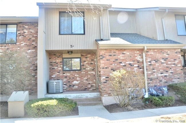 Building Photo - 5 Amato Dr Unit APT E