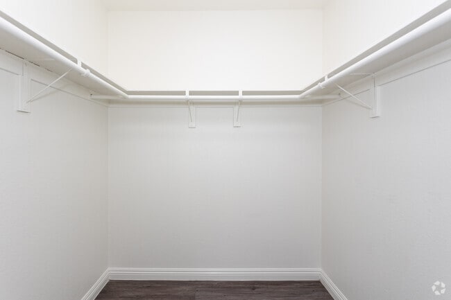 1BR, 1BA - 750SF - Walk-in Closet