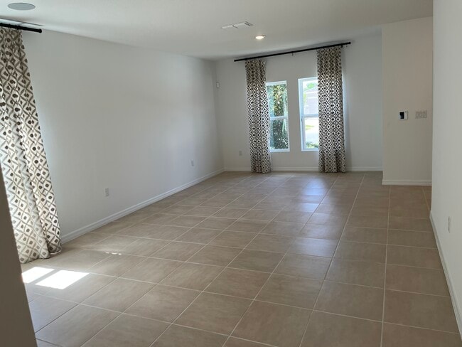 Photo - 2571 Driftwood St