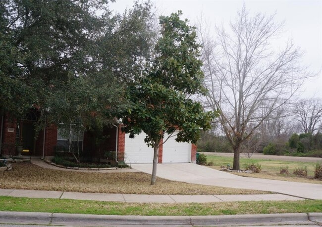 Photo - 105 W Oxford Dr House