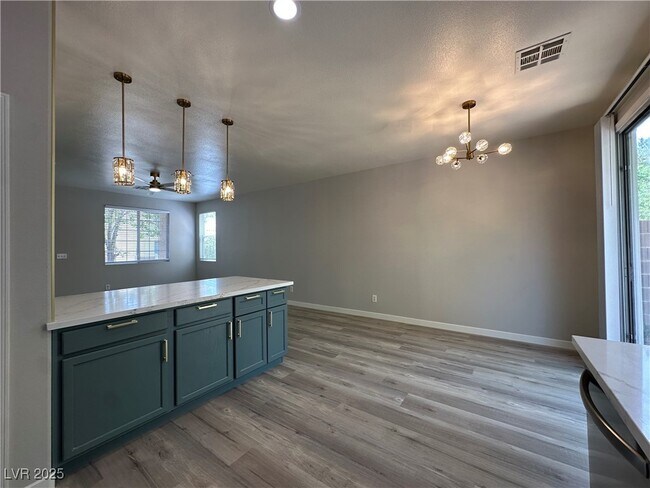 Building Photo - 2637 Heathrow St Rental