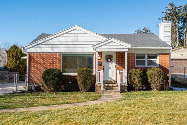 Building Photo - 3 Bed 1.5 Bath Updated Home with Private Fenced Backyard and Mountain Views