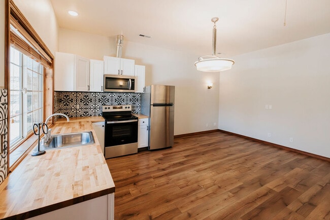 Building Photo - 506 Alder St Unit 200 East Rental