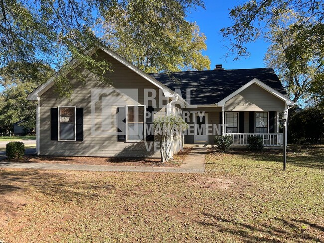 Three Bedroom House on Large Corner Lot in... - Three Bedroom House on Large Corner Lot in...