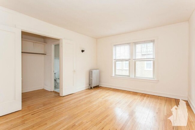 Building Photo - 2108 W Ainslie St Rental