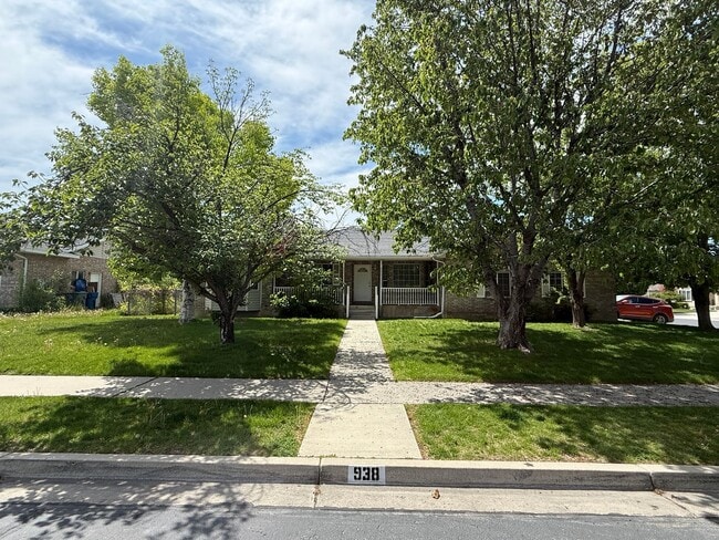 Building Photo - Massive 5-Bed Rambler with 2 Kitchens & 2 Laundries!