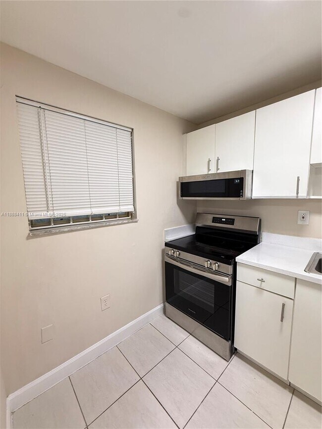 Photo - 1725 W 60th St Unit 105