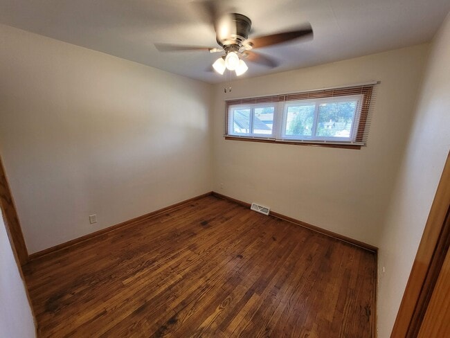 Photo - 810 Townline Ave