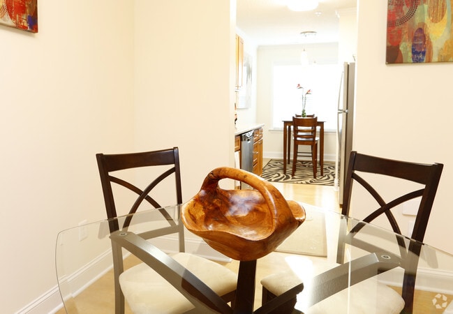 2HAB, 2.5BA - 1,162 ft² - Comedor - Glenbrook East and West