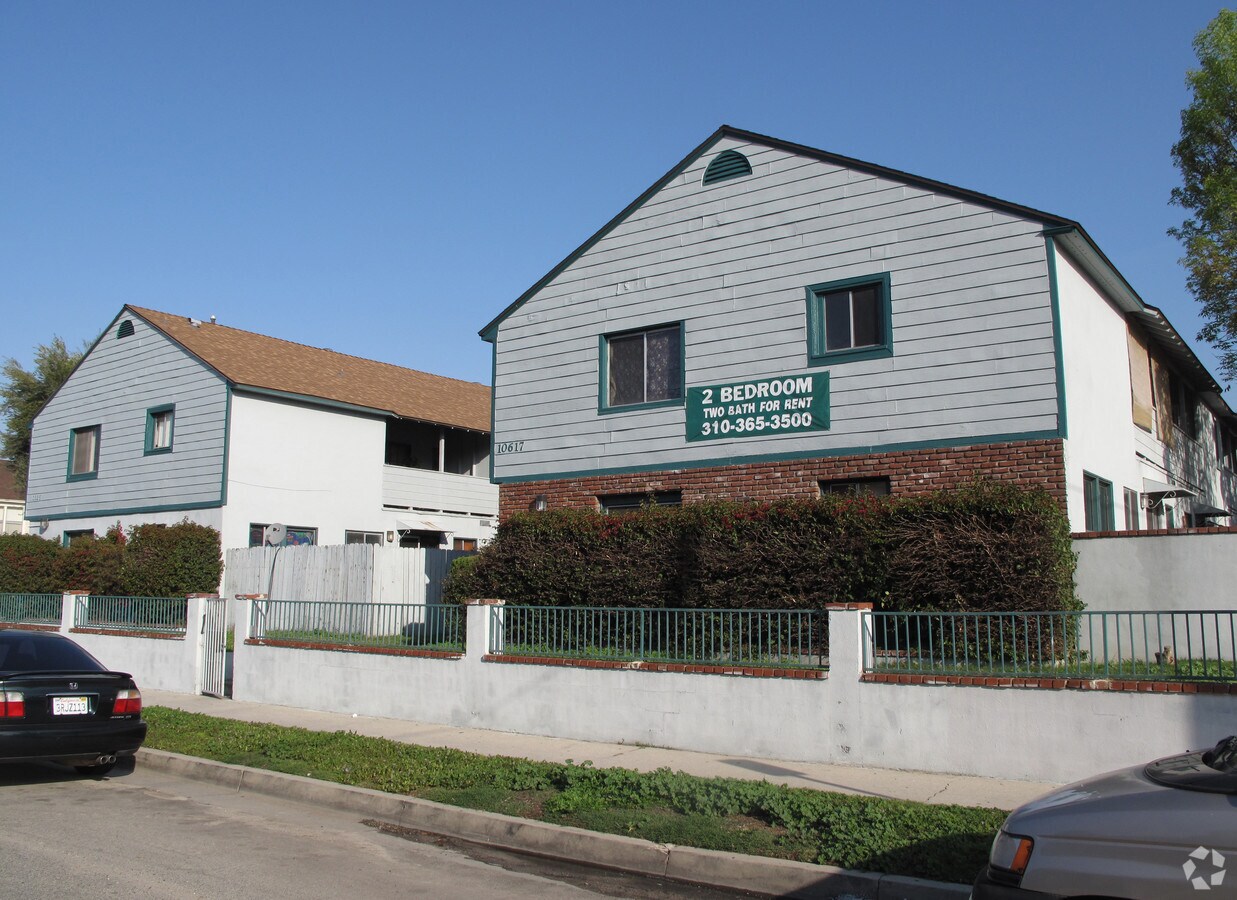 Photo - 10617-25 Oxnard St