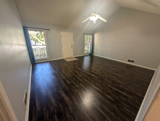 Photo - 140 Ridgeview Dr