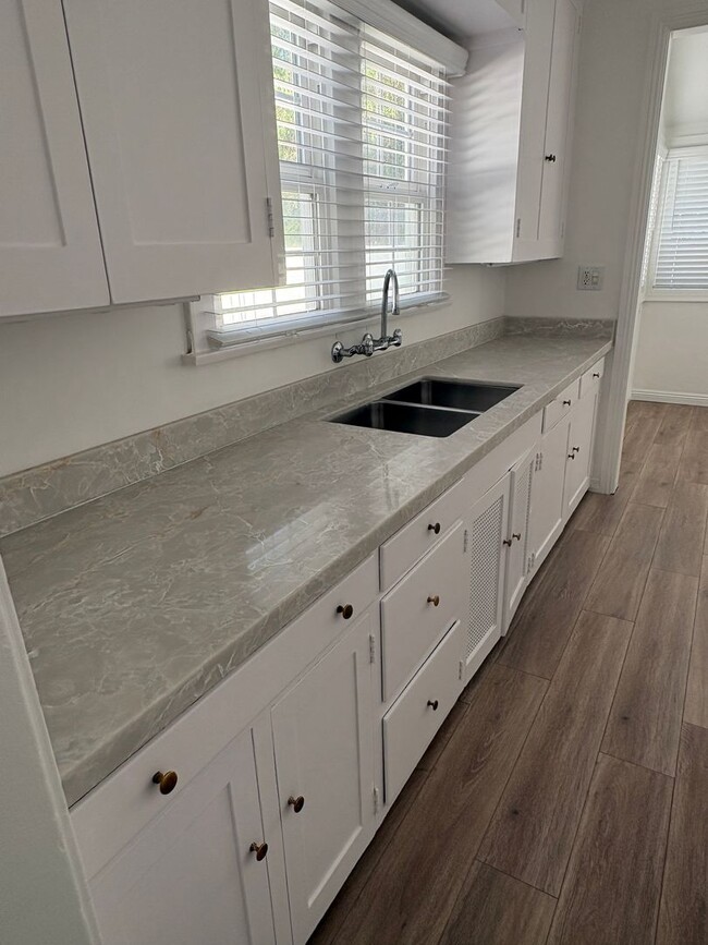 810 Campus Ave