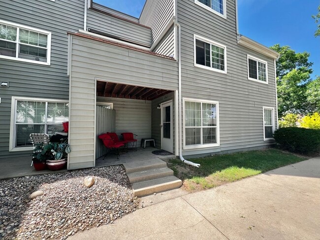 Building Photo - Great Campus West 2 Bed 1 Bath Available!