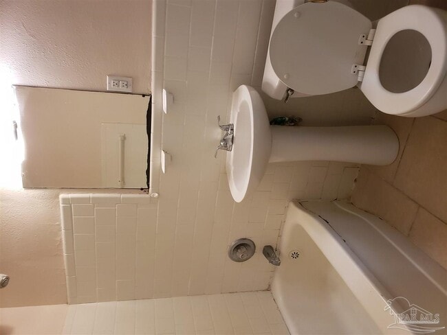 Photo - 204 Holmes Dr