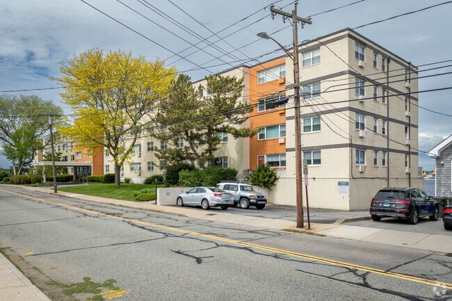 Building 01 - Harbour House Condominiums