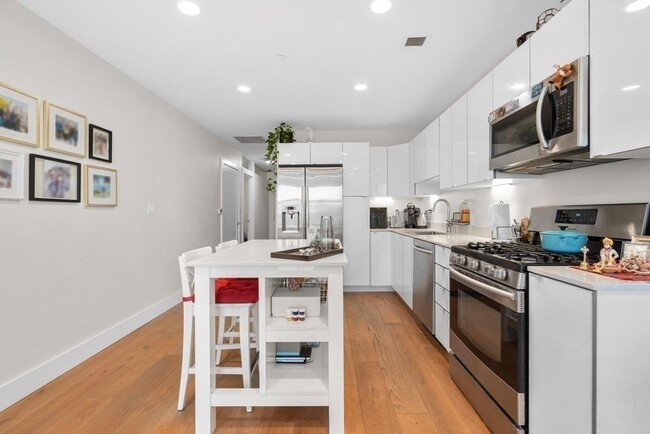 Photo - 248-252 Meridian St Unidad 204 Rental