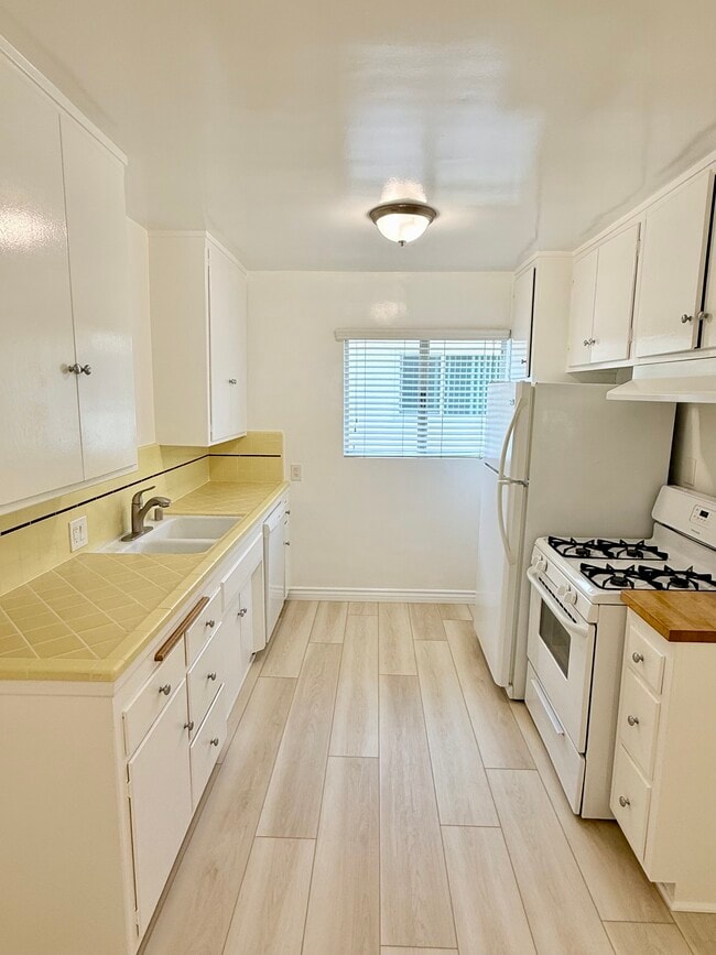 Photo - 1406 S Saltair Ave Unit 4