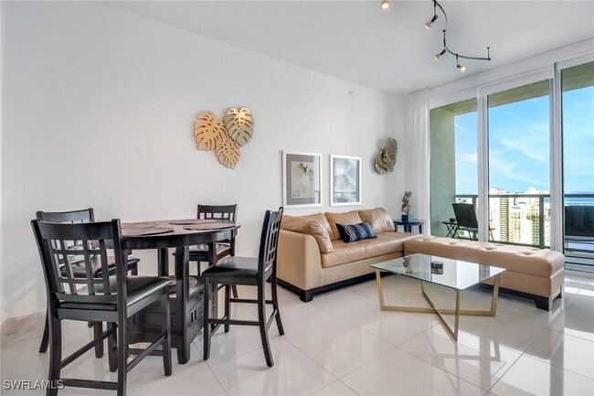 Building Photo - 3000 Oasis Grand Blvd Unit MPH6