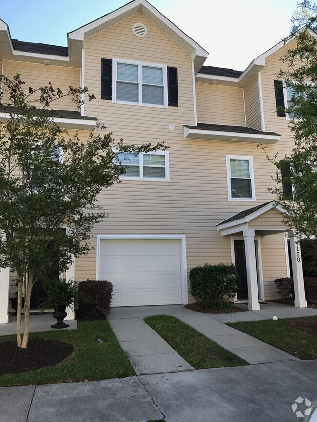 Building Photo - Beautiful Townhome Located in Ashley Park!